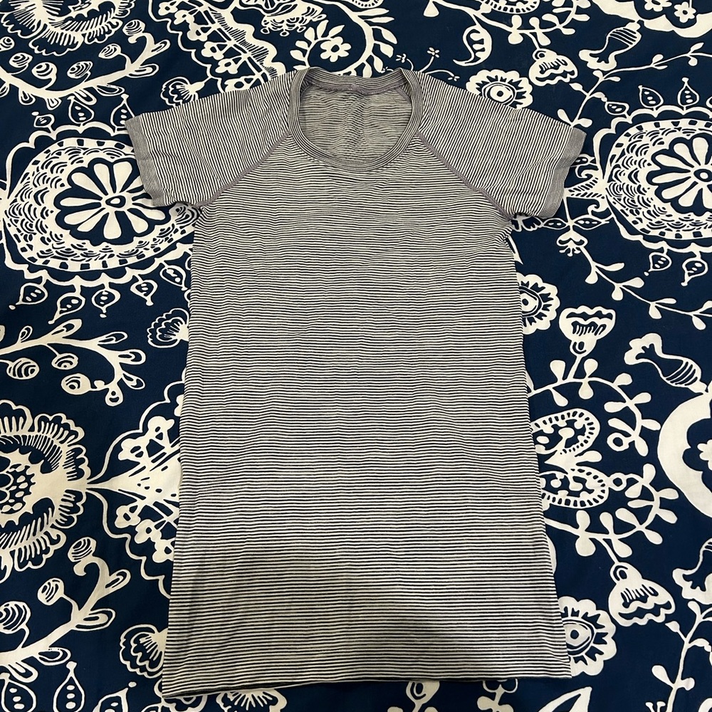 Swiftly tech short sleeve shirt 2.0 wee are from space white size 4